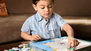 preschooler putting a puzzle together 300x169 - Lição de sabedoria - O filho do cientista. A arte de mudar.